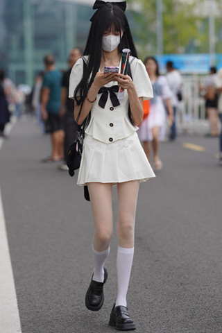 超短裙苗条小姐姐