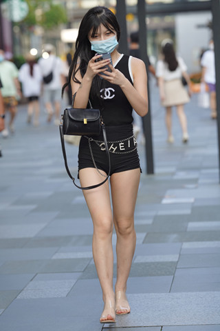 街拍超短热裤美腿美姐