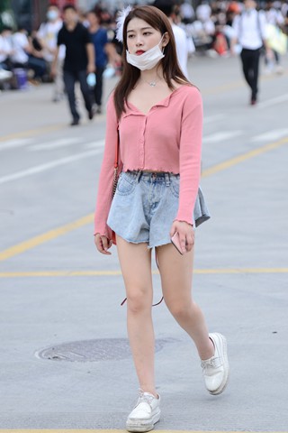 街拍粉色衣服热裤小姐姐