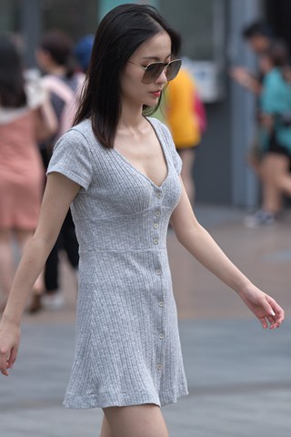 街拍灰色裙美女