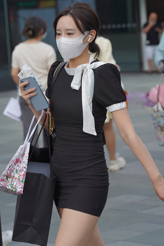 街拍紧身包臀裙韵味美姐