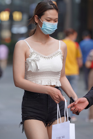 长靴黑色热裤美眉