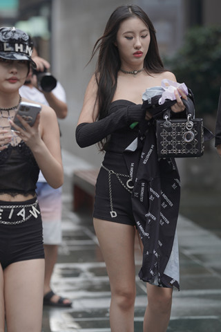 街拍黑色热裤美腿小姐姐