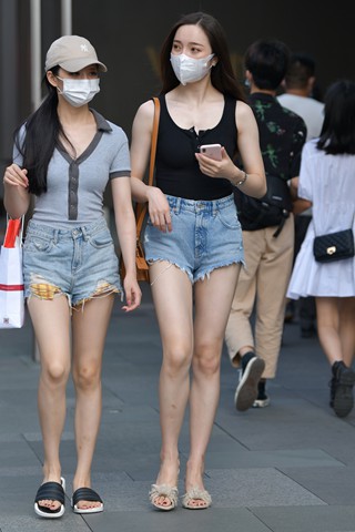 热裤大白腿小姐姐