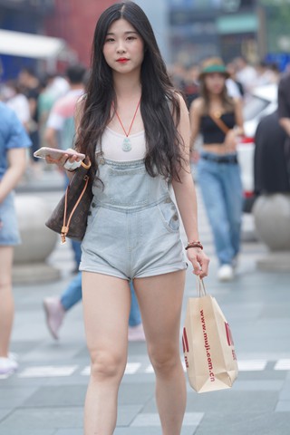 偶遇背带裤美眉