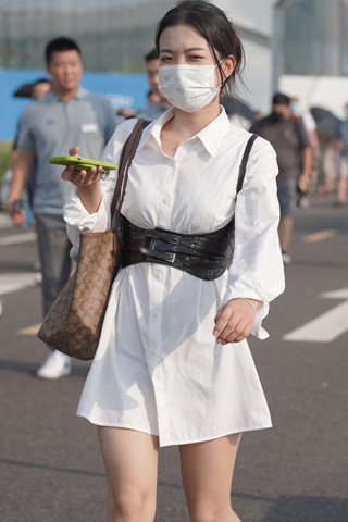 街拍白裙白皙美腿女神御姐
