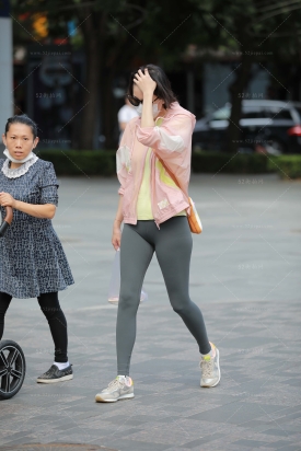 高挑长腿的紧身裤美眉