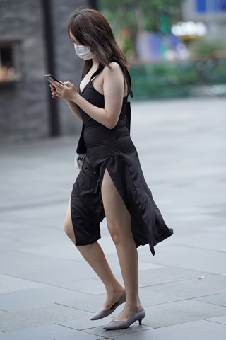 丰腴韵味的黑色开衩裙美女