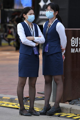 两位黑丝工装妹子