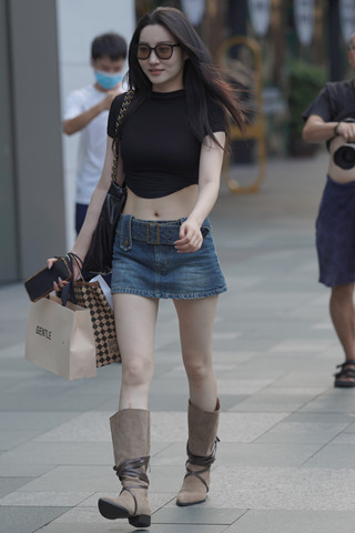 街拍牛仔短裙小姐姐