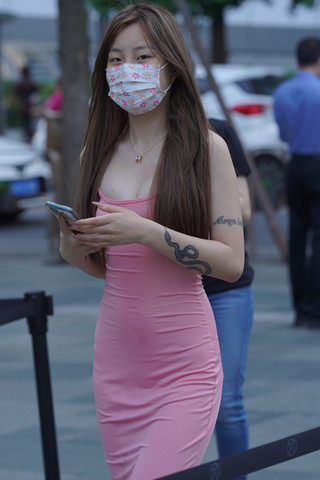 街拍粉色修身长裙小妹
