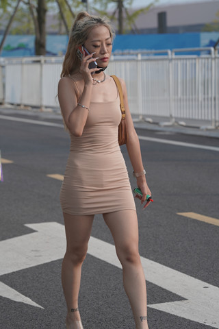 街拍包臀超短裙美女