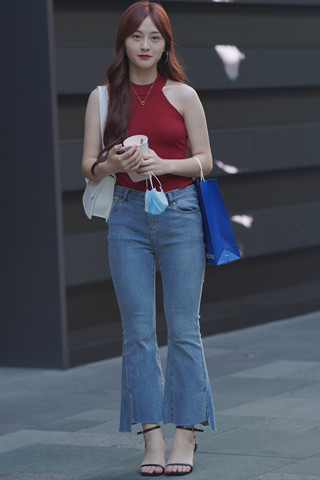 搭讪街拍蓝色牛仔裤美女