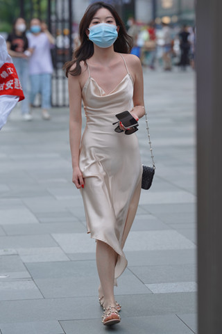 街拍吊带裙漂亮美女