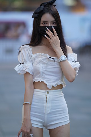 搭讪街拍白热裤小姐姐