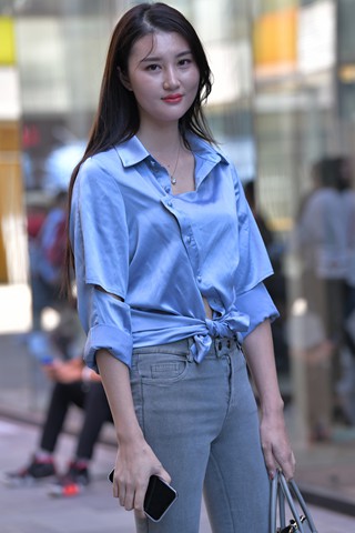 搭讪蓝色衬衫美女