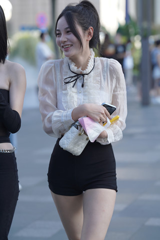 街拍黑色热裤美腿白皙美女