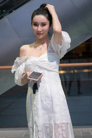 搭讪街拍白裙美女