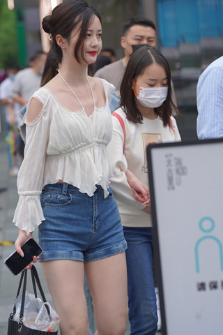 街拍牛仔热裤美腿小姐姐