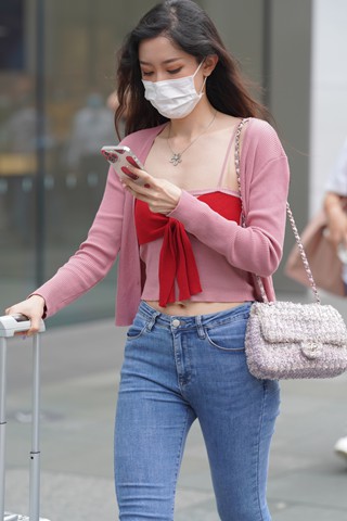 街拍蓝色紧身牛仔美眉