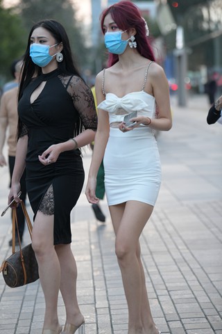 白短裙小姐姐