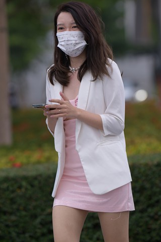 街拍粉色短裙高跟靓女