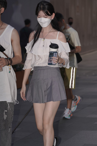 偶遇靓丽的JK短裙小姐姐