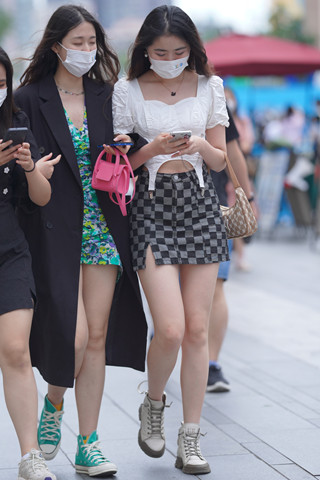 街拍短裙小姐姐跟闺蜜