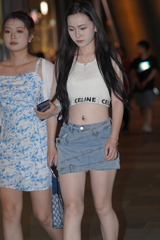 美腿小姐姐跟闺蜜