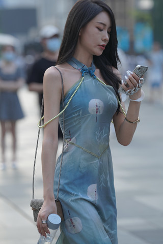 街拍长裙美眉