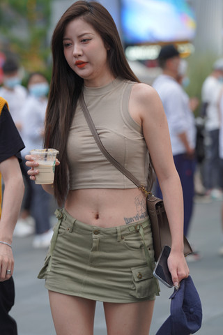 街拍超短裙美腿美姐