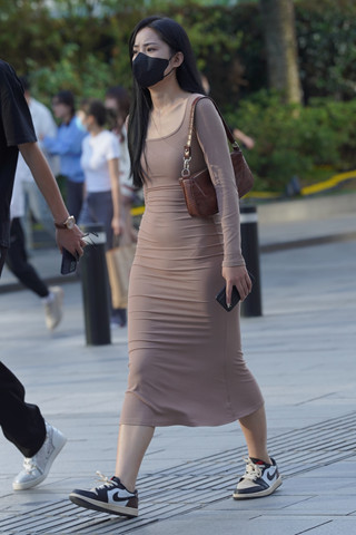 街拍长裙甜美小姐姐