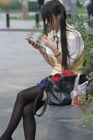 抓拍小清新黑丝女孩