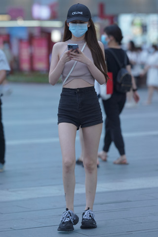 街拍黑色热裤小妞